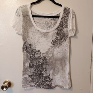 Miss Me white short sleeve top with silver and gray